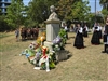 Ofrena floral al bust de Rosalia de Castro